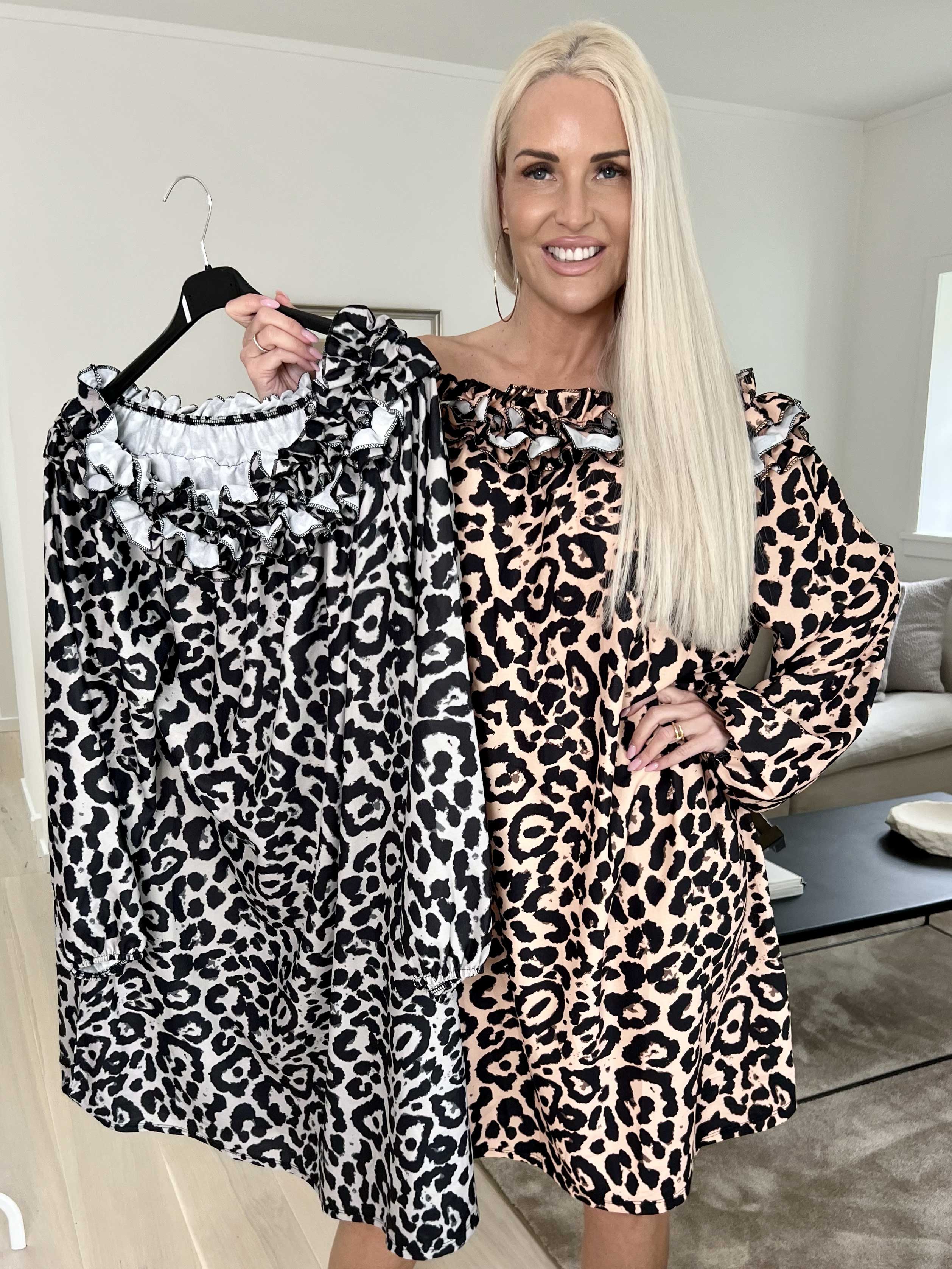 Chili Leo Dress - Leopardmönstrad klänning med volang i halsringningen